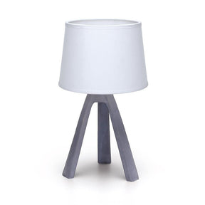 Exklusive Harzdekor-Tischlampe mit grauem Lampenfuß und weißem Stoffschirm.