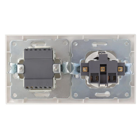 Schutzkontakt-Steckdose mit Ausschalter, 16 A, 250 V, weiß.