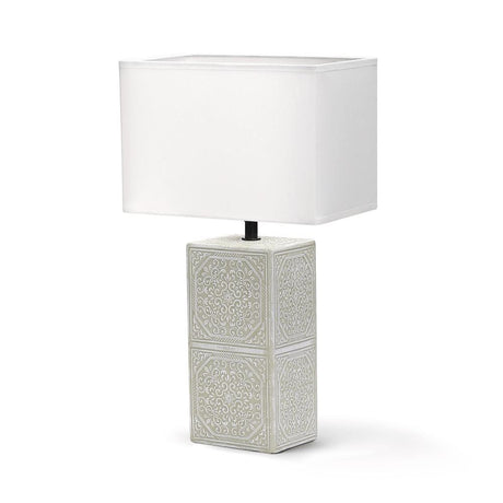 Stilsichere Tischlampe aus Keramik mit weißem orientalischem Muster und eckigen Stoffschirm - Lichttechnik24.de